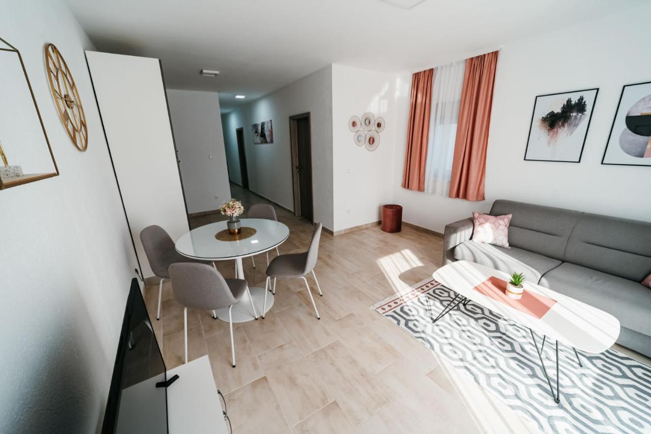 Apartments Seka เคล็ค ภายนอก รูปภาพ